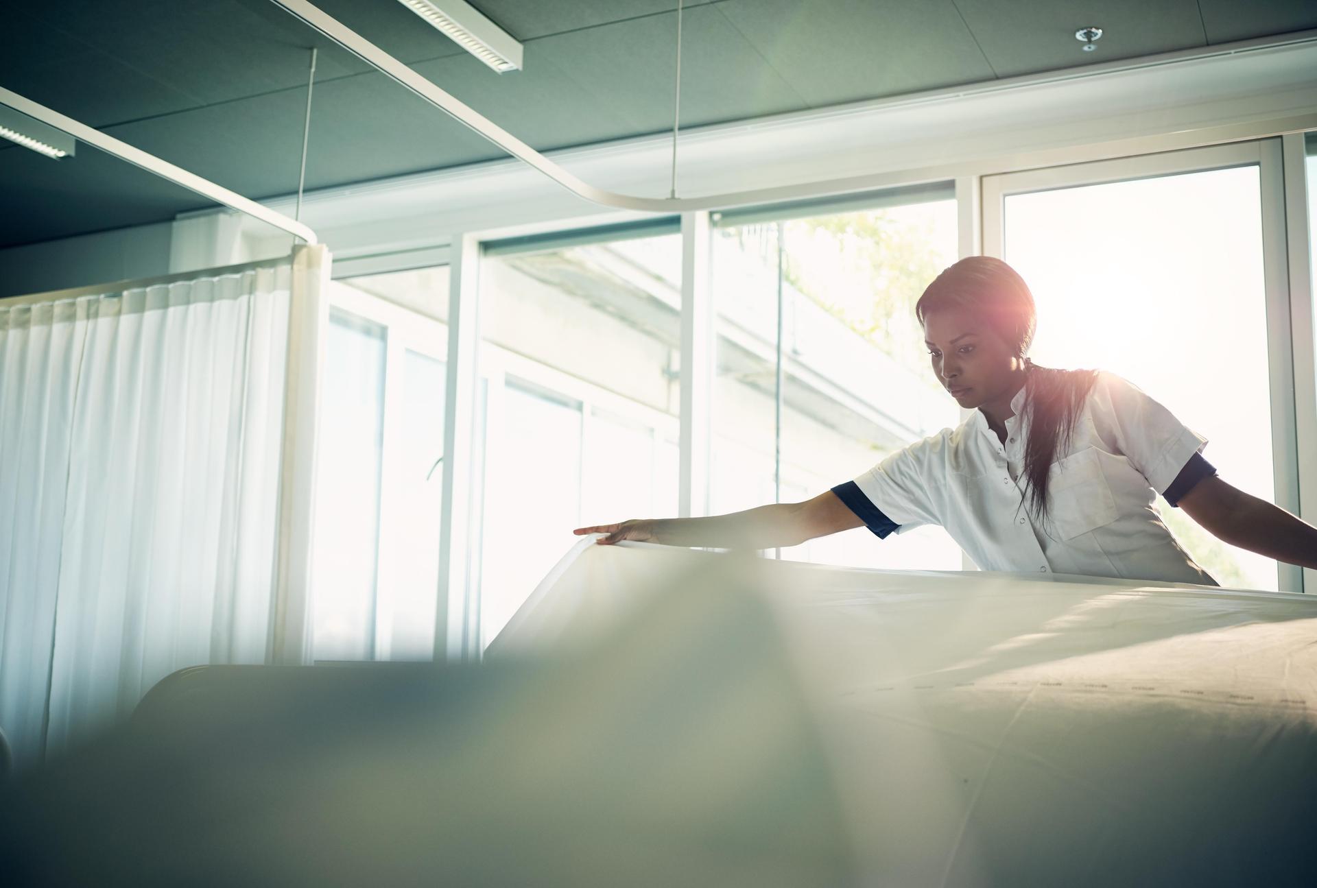 nurse making a bed 893378478.jpg