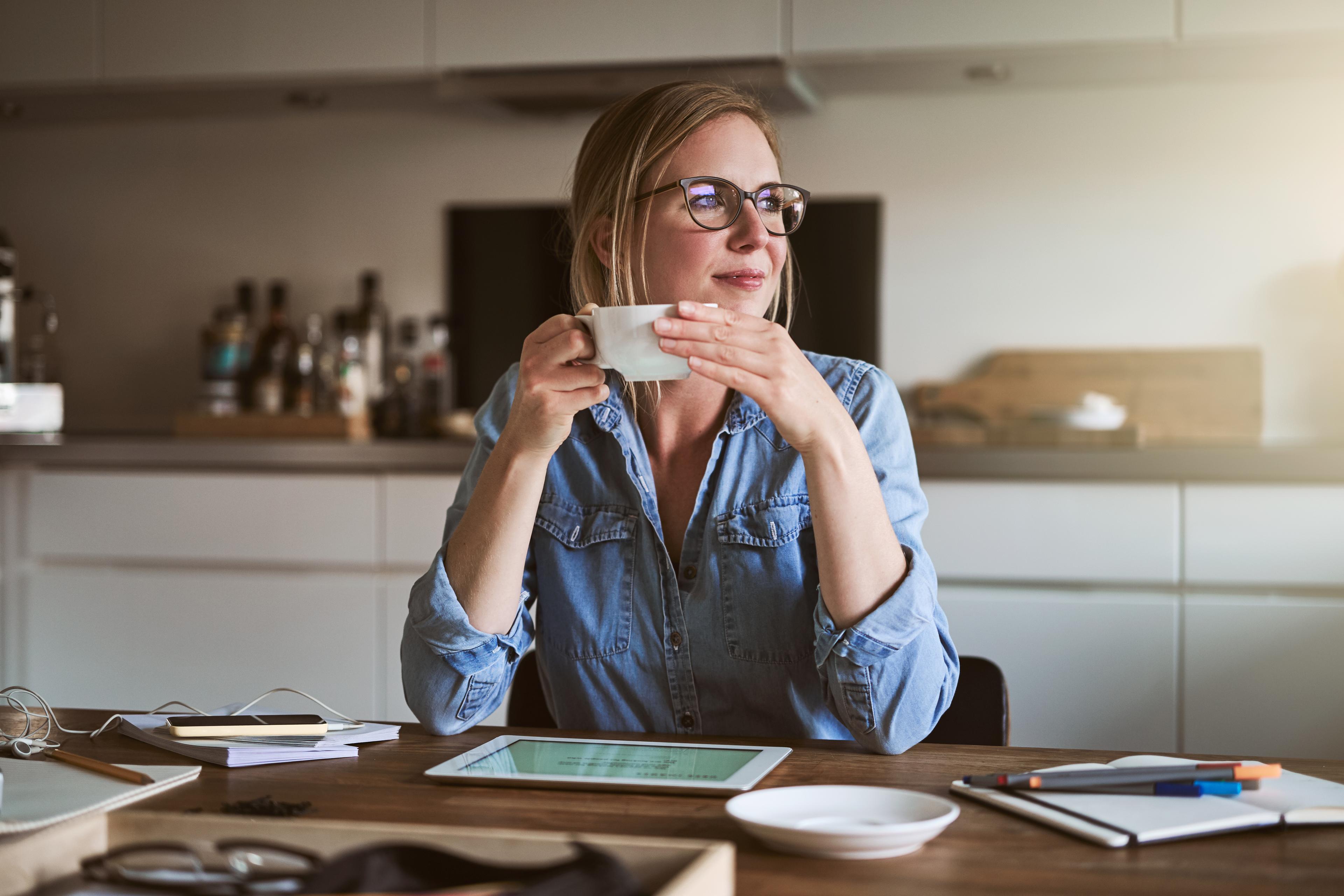 Smiliing woman drinking coffee 981746964.jpg