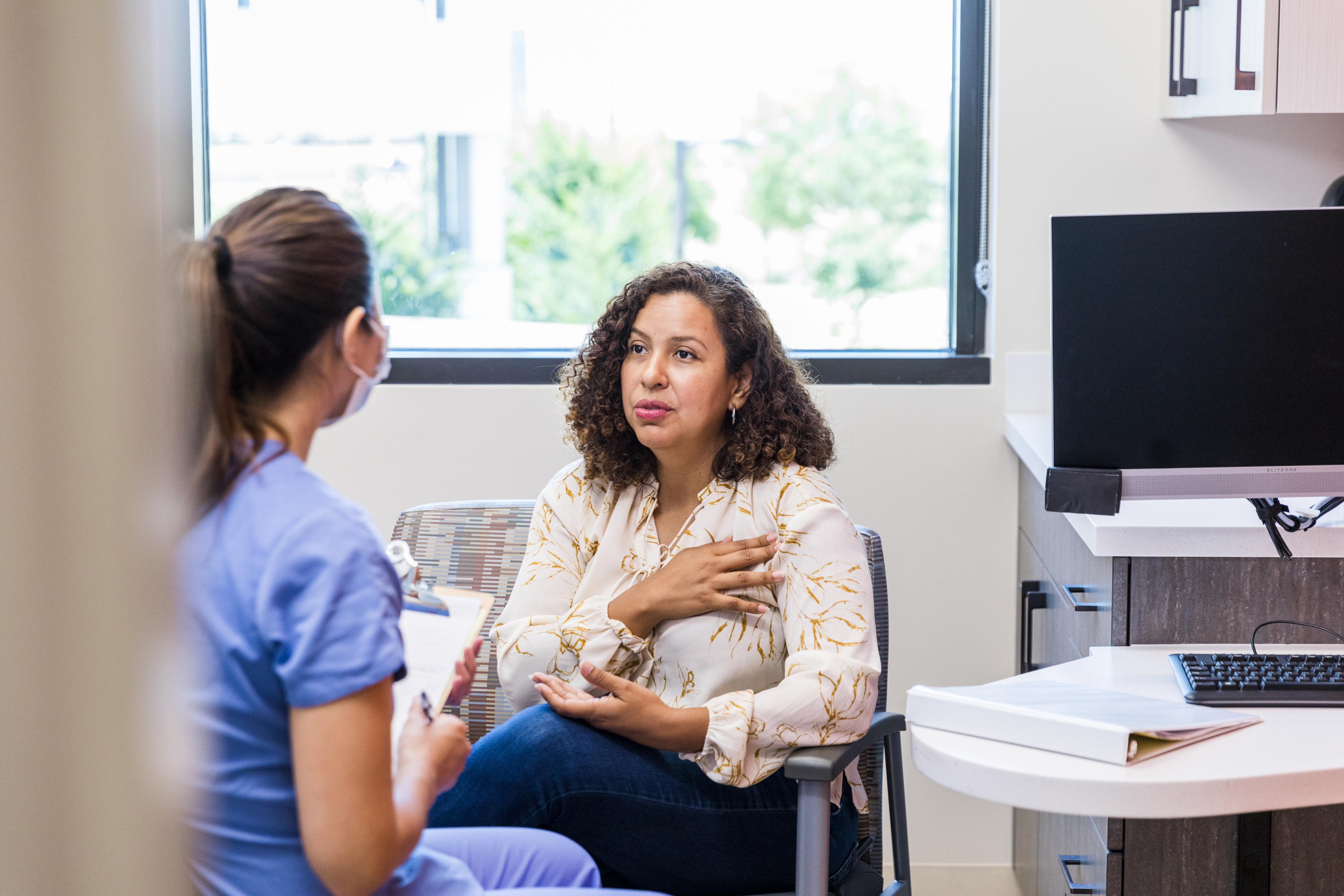 Female patient talks with nurse 1421939057.jpg