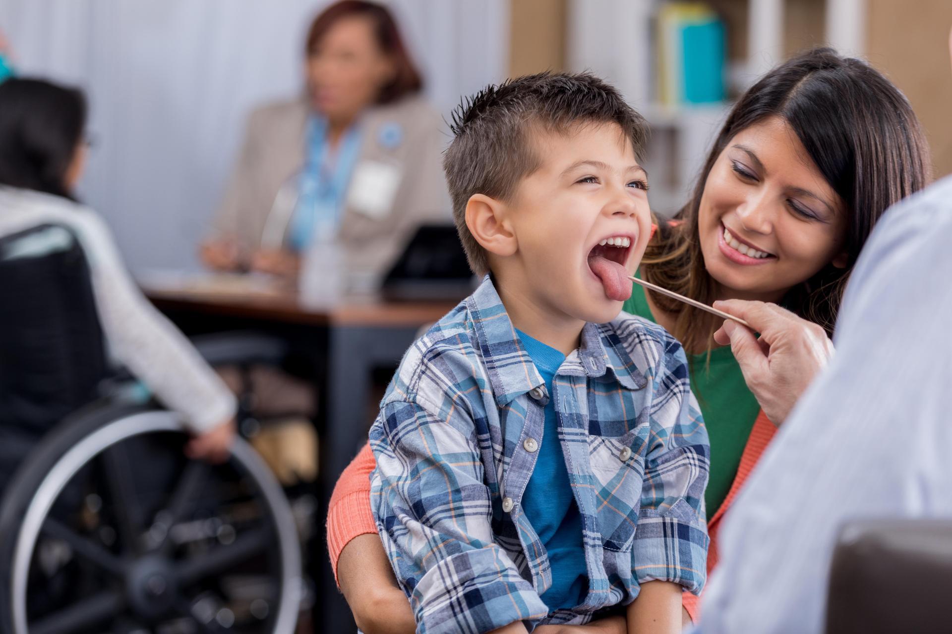 Doctor checks young patient's throat 638552050.jpg